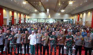 Jelang-Pemilu-2024-Polda-Jatim-bersama-Kodam-V-Brawijaya-Gelar-Baksos-dan-Bakkes-Serentak